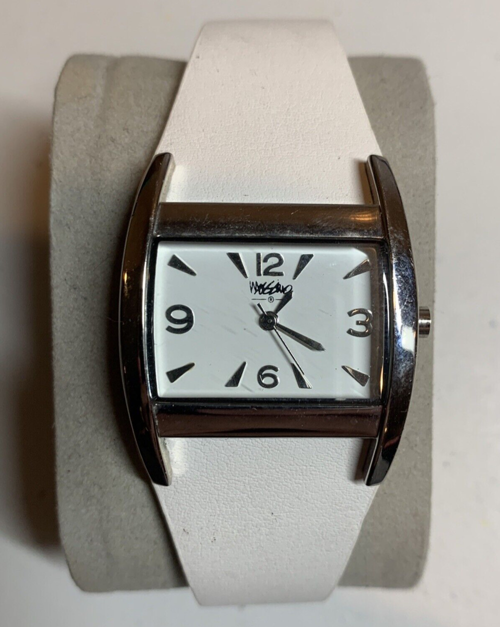 MOSSIMO: Silvertone Case-Bezel/White Face/White Leather Band/Woman MM90214